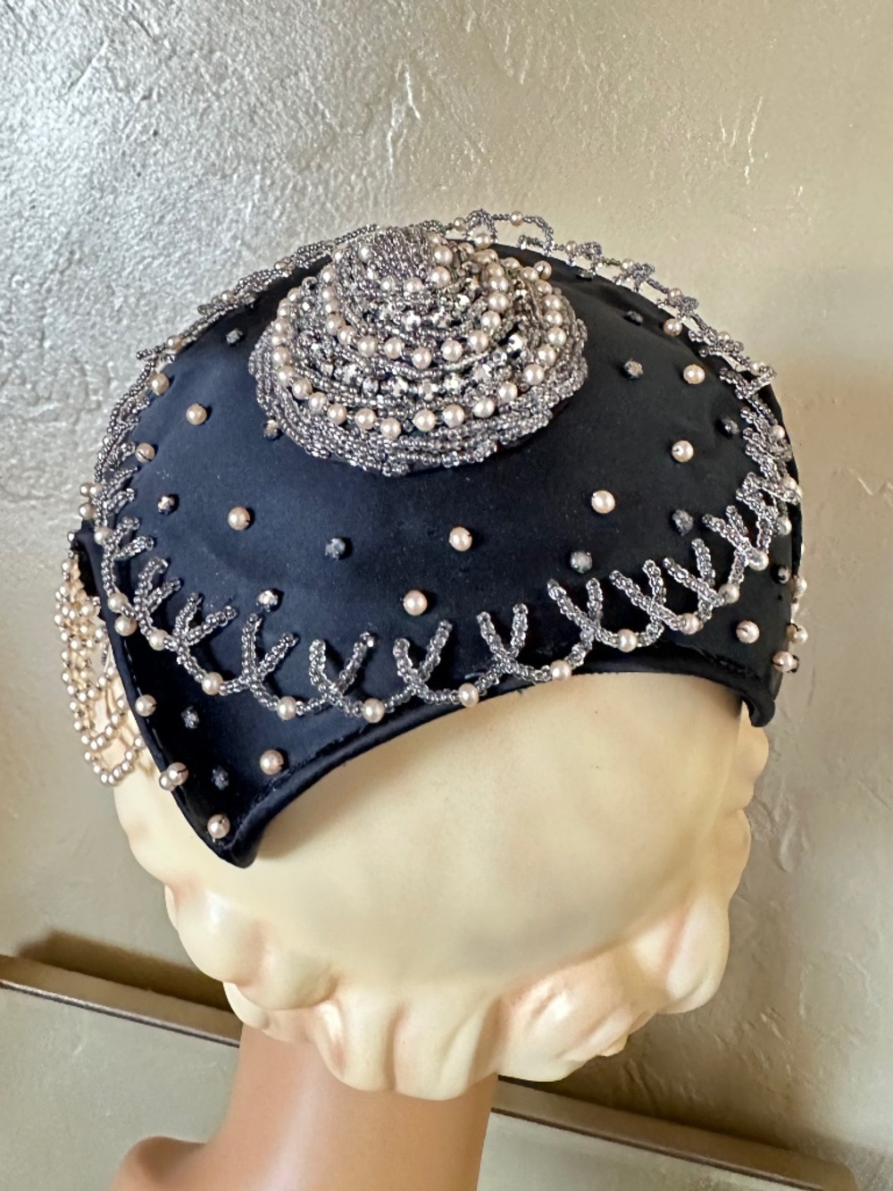 SENSATIONAL 1950s' BLACK SIAMESE STYLE FABRIC COCKTAIL HAT + BEADING/PEARLS - Picture 5 of 14